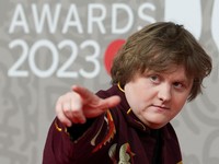 Apa Itu Sindrom Tourette yang Diderita Lewis Capaldi?
