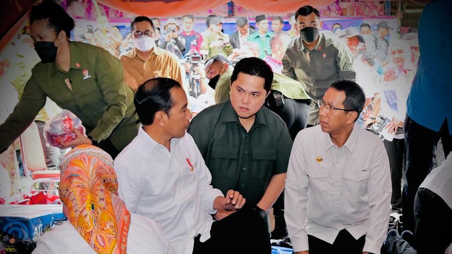 Menteri Badan Usaha Milik Negara (BUMN) Erick Thohir bersama Pj Gubernur DKI Jakarta Heru Budi menemani Presiden Jokowi ke tempat pengungsian korban Terminal BBM Pertamina Plumpang yang terbakar. (Dok: Kementerian BUMN)