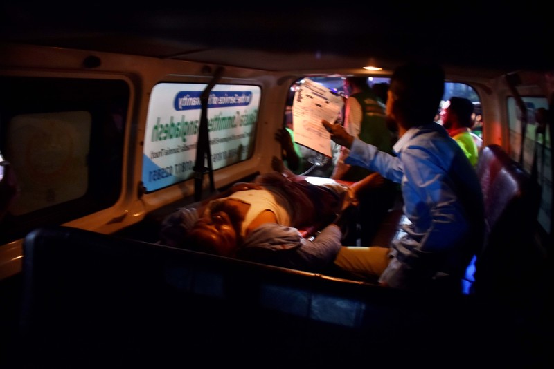 Pabrik oksigen di Bangladesh meledak hingga terjadi kebakaran. Lima orang tewas akibat kejadian ini dan puluhan luka-luka. (AFP via Getty Images) Pabrik oksigen di Bangladesh meledak hingga terjadi kebakaran. Lima orang tewas akibat kejadian ini dan puluhan luka-luka. (AFP via Getty Images)