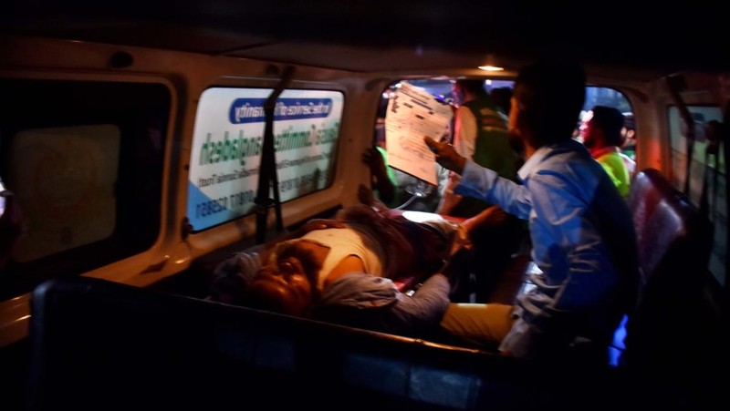 Pabrik oksigen di Bangladesh meledak hingga terjadi kebakaran. Lima orang tewas akibat kejadian ini dan puluhan luka-luka. (AFP via Getty Images)