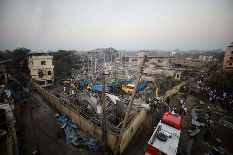 Pabrik oksigen di Bangladesh meledak hingga terjadi kebakaran. Lima orang tewas akibat kejadian ini dan puluhan luka-luka. (AFP via Getty Images) Pabrik oksigen di Bangladesh meledak hingga terjadi kebakaran. Lima orang tewas akibat kejadian ini dan puluhan luka-luka. (AFP via Getty Images)