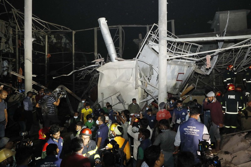 Pabrik oksigen di Bangladesh meledak hingga terjadi kebakaran. Lima orang tewas akibat kejadian ini dan puluhan luka-luka. (AFP via Getty Images) Pabrik oksigen di Bangladesh meledak hingga terjadi kebakaran. Lima orang tewas akibat kejadian ini dan puluhan luka-luka. (AFP via Getty Images)