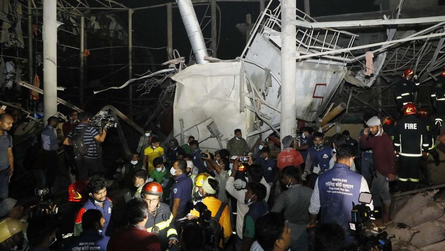 Pabrik oksigen di Bangladesh meledak hingga terjadi kebakaran. Lima orang tewas akibat kejadian ini dan puluhan luka-luka. (AFP via Getty Images)