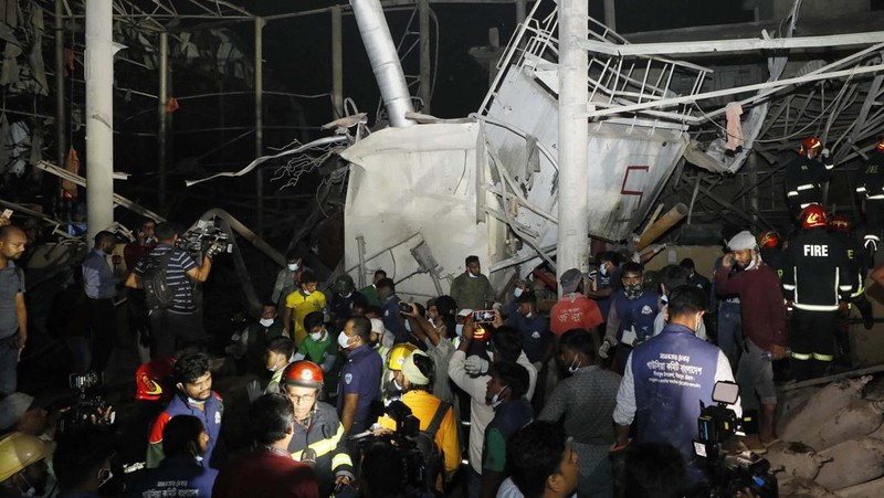 Pabrik oksigen di Bangladesh meledak hingga terjadi kebakaran. Lima orang tewas akibat kejadian ini dan puluhan luka-luka. (AFP via Getty Images)