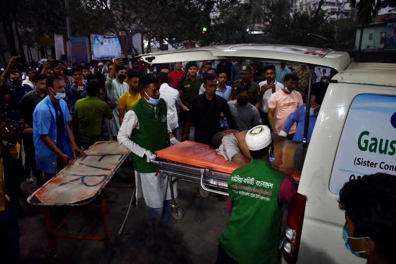 Pabrik oksigen di Bangladesh meledak hingga terjadi kebakaran. Lima orang tewas akibat kejadian ini dan puluhan luka-luka. (AFP via Getty Images)