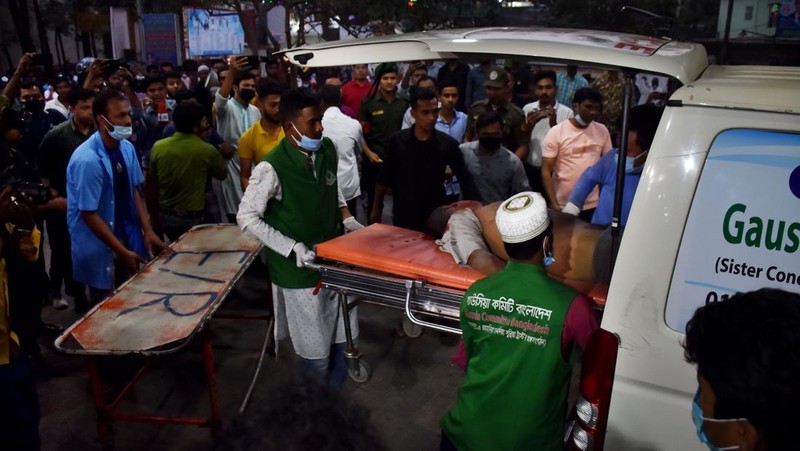 Pabrik oksigen di Bangladesh meledak hingga terjadi kebakaran. Lima orang tewas akibat kejadian ini dan puluhan luka-luka. (AFP via Getty Images)