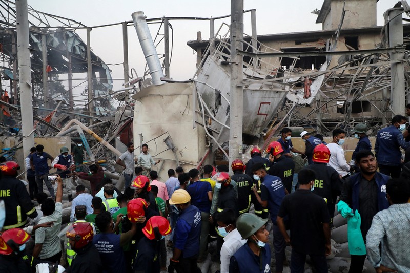 Pabrik oksigen di Bangladesh meledak hingga terjadi kebakaran. Lima orang tewas akibat kejadian ini dan puluhan luka-luka. (AFP via Getty Images) Pabrik oksigen di Bangladesh meledak hingga terjadi kebakaran. Lima orang tewas akibat kejadian ini dan puluhan luka-luka. (AFP via Getty Images)