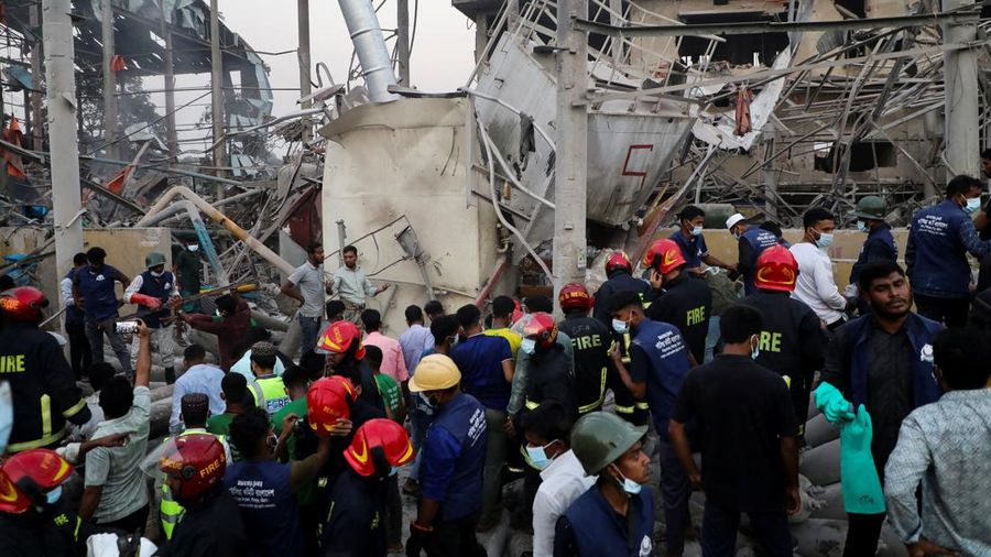 Pabrik oksigen di Bangladesh meledak hingga terjadi kebakaran. Lima orang tewas akibat kejadian ini dan puluhan luka-luka. (AFP via Getty Images)