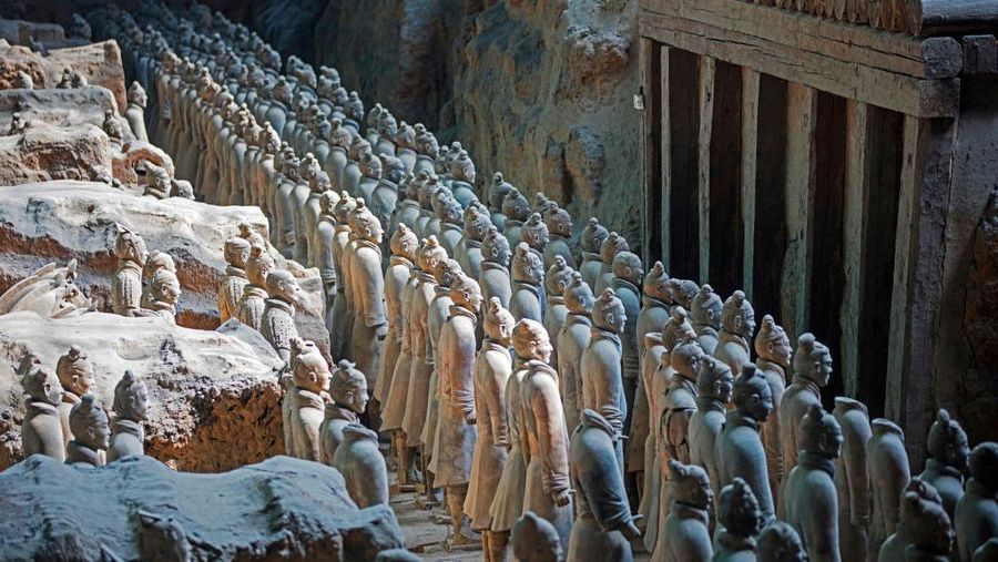 patung-prajurit-yang-menggambarkan-tentara-qin-shi-huang-kaisar-pertama-tiongkok-di-dekat-xian-sian-distrik-lintong-shaanxi-1_169.jpeg?w=900&q=80