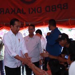 Jokowi & Direksi Pertamina Tinjau Posko Pengungsian Plumpang