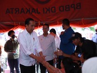 Jokowi & Direksi Pertamina Tinjau Posko Pengungsian Plumpang