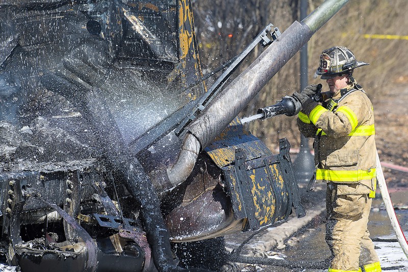 Sebuah truk tangki bahan bakar minyak (BBM) terbalik dan jatuh di jalan raya Maryland, Amerika Serikat (AS) pada Sabtu, 4 Maret 2023, menewaskan seorang pengemudi dan membakar beberapa mobil serta rumah yang ada di dekatnya. (AP/Bill Green)