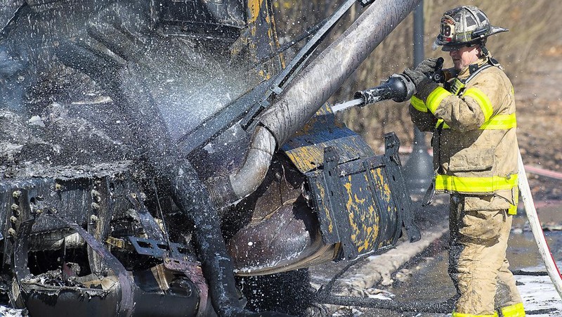 Sebuah truk tangki bahan bakar minyak (BBM) terbalik dan jatuh di jalan raya Maryland, Amerika Serikat (AS) pada Sabtu, 4 Maret 2023, menewaskan seorang pengemudi dan membakar beberapa mobil serta rumah yang ada di dekatnya. (AP/Bill Green)