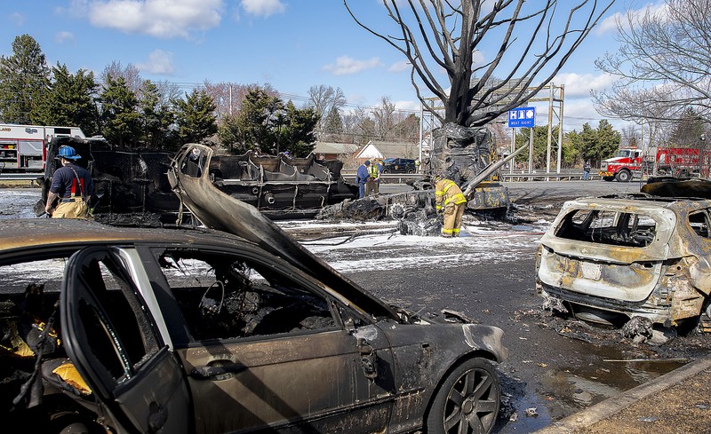 Sebuah truk tangki bahan bakar minyak (BBM) terbalik dan jatuh di jalan raya Maryland, Amerika Serikat (AS) pada Sabtu, 4 Maret 2023, menewaskan seorang pengemudi dan membakar beberapa mobil serta rumah yang ada di dekatnya. (AP/Bill Green)