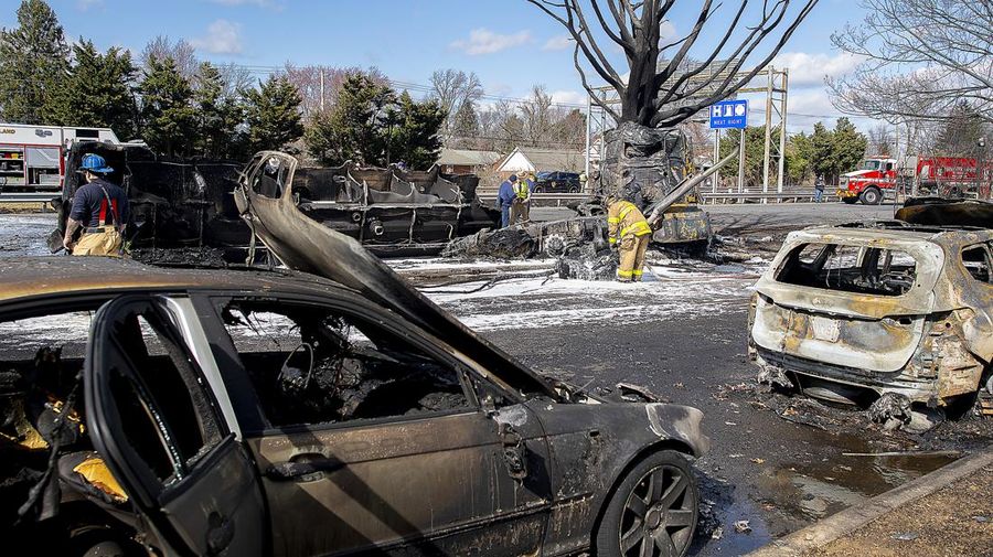 Sebuah truk tangki bahan bakar minyak (BBM) terbalik dan jatuh di jalan raya Maryland, Amerika Serikat (AS) pada Sabtu, 4 Maret 2023, menewaskan seorang pengemudi dan membakar beberapa mobil serta rumah yang ada di dekatnya. (AP/Bill Green)