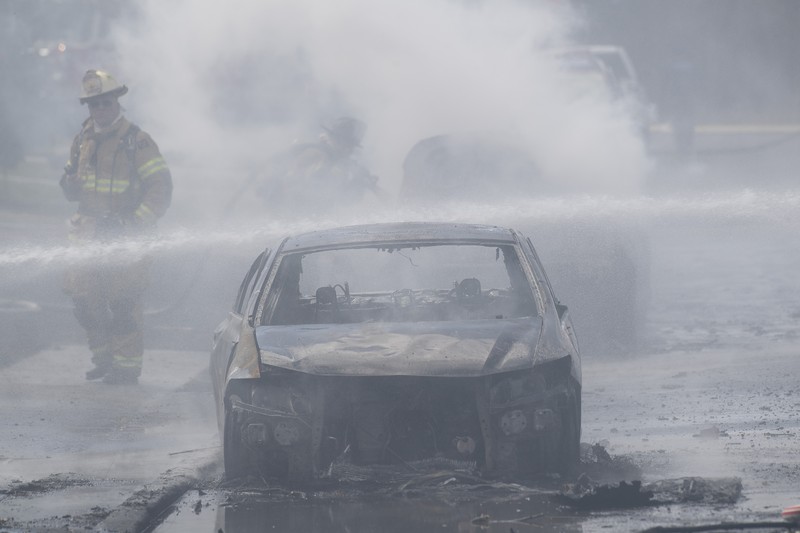 Sebuah truk tangki bahan bakar minyak (BBM) terbalik dan jatuh di jalan raya Maryland, Amerika Serikat (AS) pada Sabtu, 4 Maret 2023, menewaskan seorang pengemudi dan membakar beberapa mobil serta rumah yang ada di dekatnya. (AP/Bill Green)