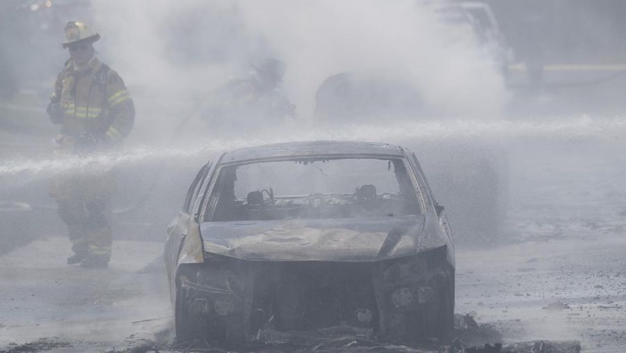 Sebuah truk tangki bahan bakar minyak (BBM) terbalik dan jatuh di jalan raya Maryland, Amerika Serikat (AS) pada Sabtu, 4 Maret 2023, menewaskan seorang pengemudi dan membakar beberapa mobil serta rumah yang ada di dekatnya. (AP/Bill Green)