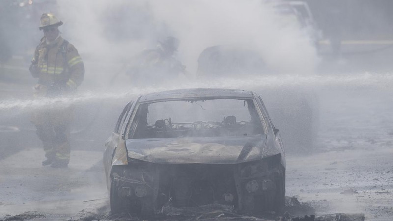 Sebuah truk tangki bahan bakar minyak (BBM) terbalik dan jatuh di jalan raya Maryland, Amerika Serikat (AS) pada Sabtu, 4 Maret 2023, menewaskan seorang pengemudi dan membakar beberapa mobil serta rumah yang ada di dekatnya. (AP/Bill Green)