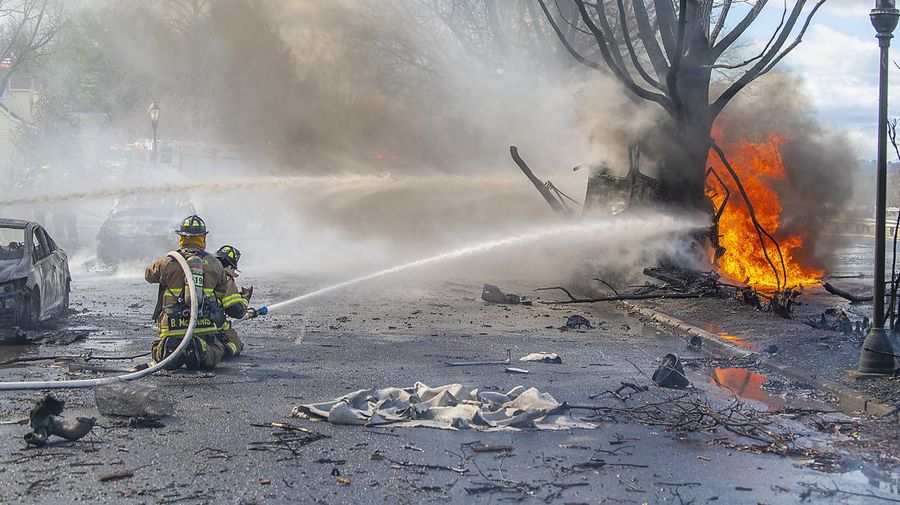 Sebuah truk tangki bahan bakar minyak (BBM) terbalik dan jatuh di jalan raya Maryland, Amerika Serikat (AS) pada Sabtu, 4 Maret 2023, menewaskan seorang pengemudi dan membakar beberapa mobil serta rumah yang ada di dekatnya. (AP/Bill Green)