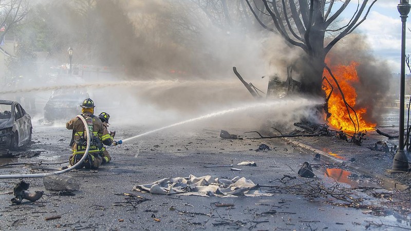 Sebuah truk tangki bahan bakar minyak (BBM) terbalik dan jatuh di jalan raya Maryland, Amerika Serikat (AS) pada Sabtu, 4 Maret 2023, menewaskan seorang pengemudi dan membakar beberapa mobil serta rumah yang ada di dekatnya. (AP/Bill Green)