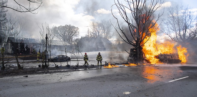 Sebuah truk tangki bahan bakar minyak (BBM) terbalik dan jatuh di jalan raya Maryland, Amerika Serikat (AS) pada Sabtu, 4 Maret 2023, menewaskan seorang pengemudi dan membakar beberapa mobil serta rumah yang ada di dekatnya. (AP/Bill Green)