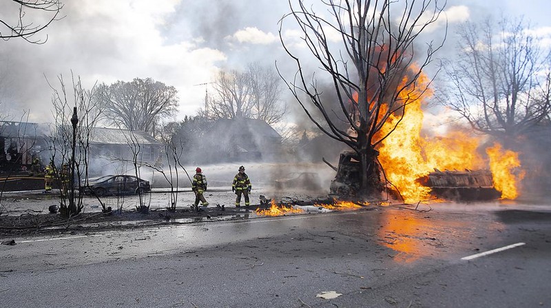 Sebuah truk tangki bahan bakar minyak (BBM) terbalik dan jatuh di jalan raya Maryland, Amerika Serikat (AS) pada Sabtu, 4 Maret 2023, menewaskan seorang pengemudi dan membakar beberapa mobil serta rumah yang ada di dekatnya. (AP/Bill Green)