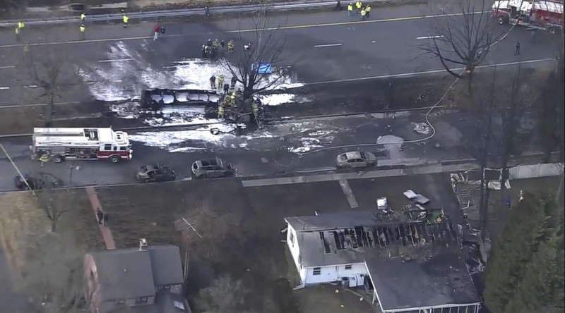 Sebuah truk tangki bahan bakar minyak (BBM) terbalik dan jatuh di jalan raya Maryland, Amerika Serikat (AS) pada Sabtu, 4 Maret 2023, menewaskan seorang pengemudi dan membakar beberapa mobil serta rumah yang ada di dekatnya. (AP/Bill Green) Sebuah truk tangki bahan bakar minyak (BBM) terbalik dan jatuh di jalan raya Maryland, Amerika Serikat (AS) pada Sabtu, 4 Maret 2023, menewaskan seorang pengemudi dan membakar beberapa mobil serta rumah yang ada di dekatnya. (AP/Bill Green)