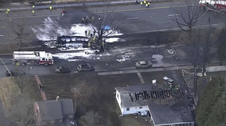 Sebuah truk tangki bahan bakar minyak (BBM) terbalik dan jatuh di jalan raya Maryland, Amerika Serikat (AS) pada Sabtu, 4 Maret 2023, menewaskan seorang pengemudi dan membakar beberapa mobil serta rumah yang ada di dekatnya. (AP/Bill Green)