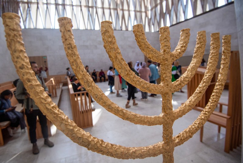 Sinagoga Moses Ben Maimon digambarkan selama tur media di Abrahamic Family House di Abu Dhabi pada 21 Februari 2023. Sinagoga Moses Ben Maimon digambarkan selama tur media di Abrahamic Family House di Abu Dhabi pada 21 Februari 2023. - Uni Emirat Arab telah membuka pusat yang menampung masjid, gereja, dan sinagog resmi pertama di negara itu dengan tujuan untuk mempromosikan koeksistensi antaragama di negara Muslim. (RYAN LIM/AFP via Getty Images)