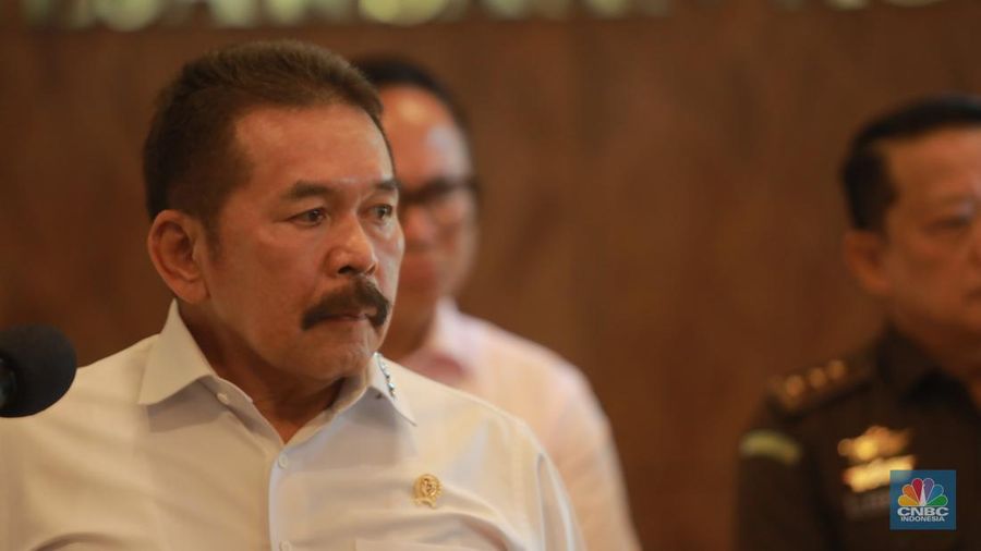 Menteri BUMN Erick Thohir dan Jaksa Agung St Burhanuddin dalam penyerahan pengelolaan Asset perkara Jiwasraya dan Asabri kepada Menteri BUMN Erick Thohir di Gedung Kejaksaan Agung, Senin (6/3/2023). (CNBC Indonesia/Muhammad Sabki)