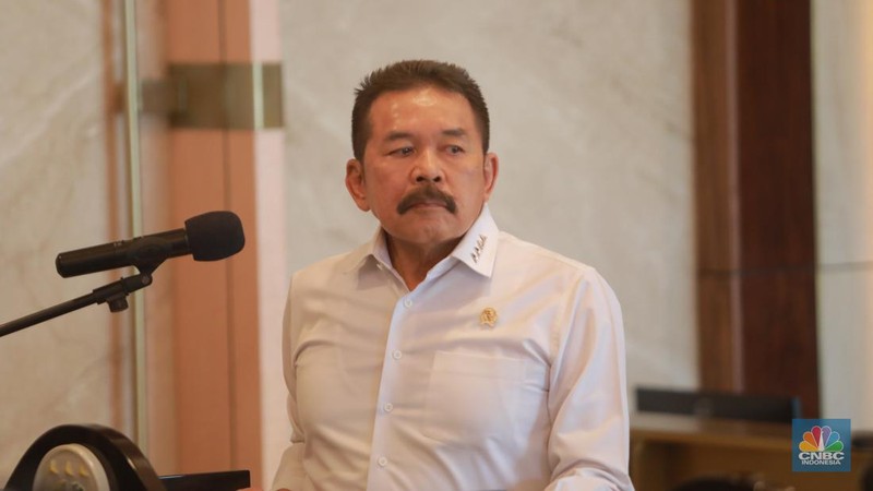 Menteri BUMN Erick Thohir dan Jaksa Agung St Burhanuddin dalam penyerahan pengelolaan Asset perkara Jiwasraya dan Asabri kepada Menteri BUMN Erick Thohir di Gedung Kejaksaan Agung, Senin (6/3/2023). (CNBC Indonesia/Muhammad Sabki)