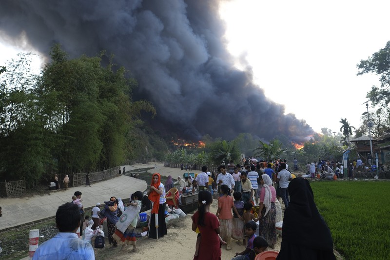 Kebakaran besar melanda kamp pengungsi Rohingya di Bangladesh pada Minggu (5/3/2023). Akibatnya, sekitar 12.000 pengungsi Rohingya terlantar karena tidak punya tempat tinggal. (REUTERS/STRINGER) Kebakaran besar melanda kamp pengungsi Rohingya di Bangladesh pada Minggu (5/3/2023). Akibatnya, sekitar 12.000 pengungsi Rohingya terlantar karena tidak punya tempat tinggal. (REUTERS/STRINGER)