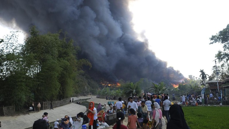 Kebakaran besar melanda kamp pengungsi Rohingya di Bangladesh pada Minggu (5/3/2023). Akibatnya, sekitar 12.000 pengungsi Rohingya terlantar karena tidak punya tempat tinggal. (REUTERS/STRINGER)
