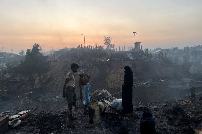 Kebakaran besar melanda kamp pengungsi Rohingya di Bangladesh pada Minggu (5/3/2023). Akibatnya, sekitar 12.000 pengungsi Rohingya terlantar karena tidak punya tempat tinggal. (REUTERS/STRINGER) Kebakaran besar melanda kamp pengungsi Rohingya di Bangladesh pada Minggu (5/3/2023). Akibatnya, sekitar 12.000 pengungsi Rohingya terlantar karena tidak punya tempat tinggal. (REUTERS/STRINGER)