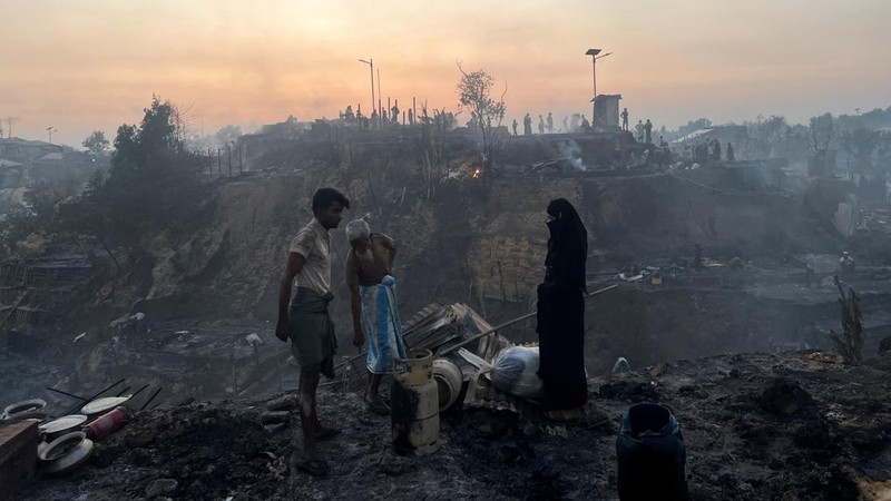 Kebakaran besar melanda kamp pengungsi Rohingya di Bangladesh pada Minggu (5/3/2023). Akibatnya, sekitar 12.000 pengungsi Rohingya terlantar karena tidak punya tempat tinggal. (REUTERS/STRINGER)