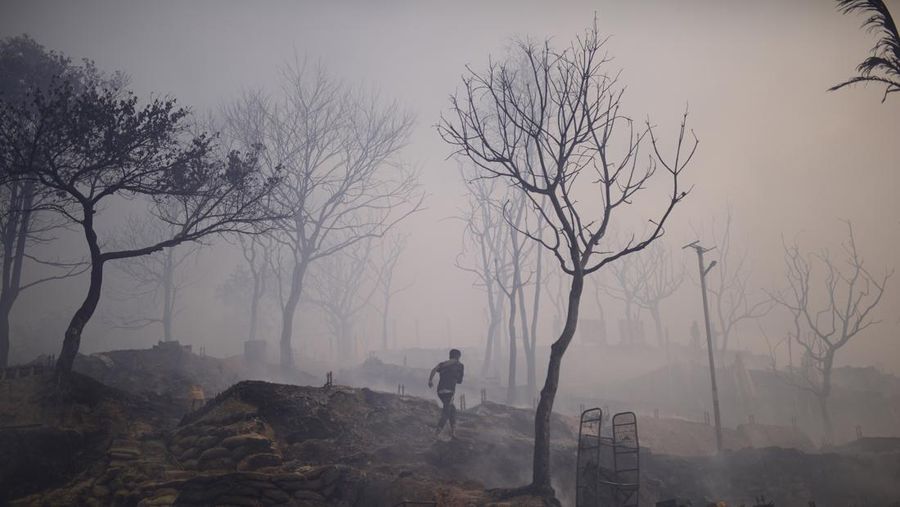 Kebakaran besar melanda kamp pengungsi Rohingya di Bangladesh pada Minggu (5/3/2023). Akibatnya, sekitar 12.000 pengungsi Rohingya terlantar karena tidak punya tempat tinggal. (REUTERS/STRINGER)