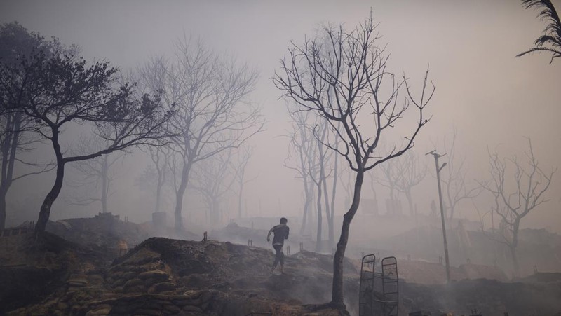 Kebakaran besar melanda kamp pengungsi Rohingya di Bangladesh pada Minggu (5/3/2023). Akibatnya, sekitar 12.000 pengungsi Rohingya terlantar karena tidak punya tempat tinggal. (REUTERS/STRINGER)