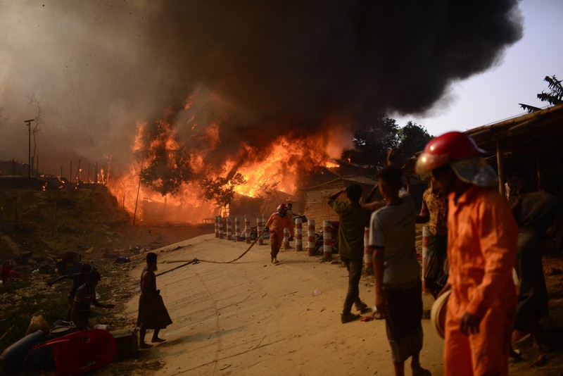 Kebakaran besar melanda kamp pengungsi Rohingya di Bangladesh pada Minggu (5/3/2023). Akibatnya, sekitar 12.000 pengungsi Rohingya terlantar karena tidak punya tempat tinggal. (REUTERS/STRINGER) Kebakaran besar melanda kamp pengungsi Rohingya di Bangladesh pada Minggu (5/3/2023). Akibatnya, sekitar 12.000 pengungsi Rohingya terlantar karena tidak punya tempat tinggal. (REUTERS/STRINGER)