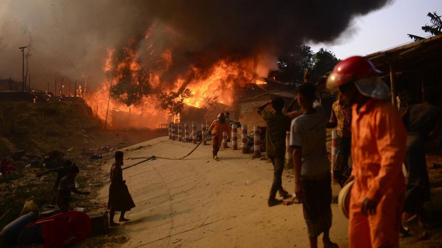 Kebakaran besar melanda kamp pengungsi Rohingya di Bangladesh pada Minggu (5/3/2023). Akibatnya, sekitar 12.000 pengungsi Rohingya terlantar karena tidak punya tempat tinggal. (AP/Mahmud Hossain Opu)