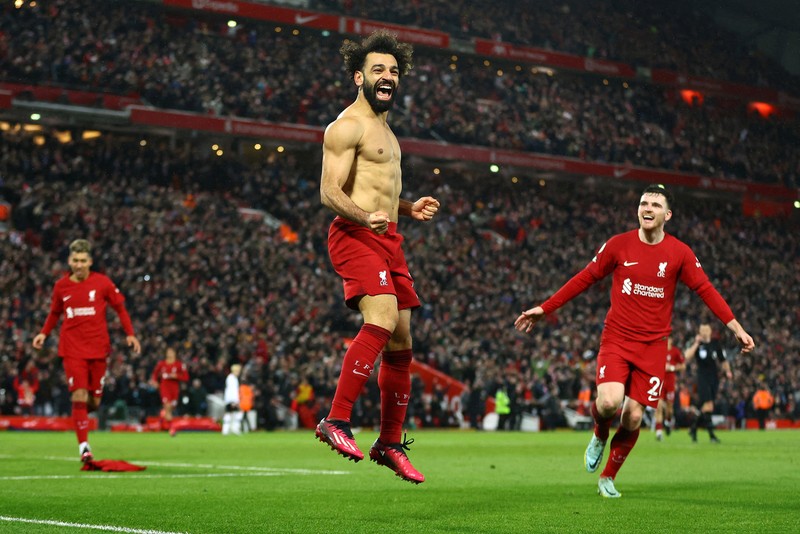 Liverpool menang atas Manchester United 7-0 dalam lanjutan Liga Inggris musim ini. Kemenangan ini tak hanya membuka asa The Reds menembus empat besar, namun sekaligus menyulitkan upaya Setan Merah mengejar Arsenal. (REUTERS/CARL RECINE) Liverpool menang atas Manchester United 7-0 dalam lanjutan Liga Inggris musim ini. Kemenangan ini tak hanya membuka asa The Reds menembus empat besar, namun sekaligus menyulitkan upaya Setan Merah mengejar Arsenal. (REUTERS/CARL RECINE)