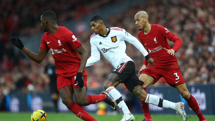 Liverpool menang atas Manchester United 7-0 dalam lanjutan Liga Inggris musim ini. Kemenangan ini tak hanya membuka asa The Reds menembus empat besar, namun sekaligus menyulitkan upaya Setan Merah mengejar Arsenal. (REUTERS/CARL RECINE)