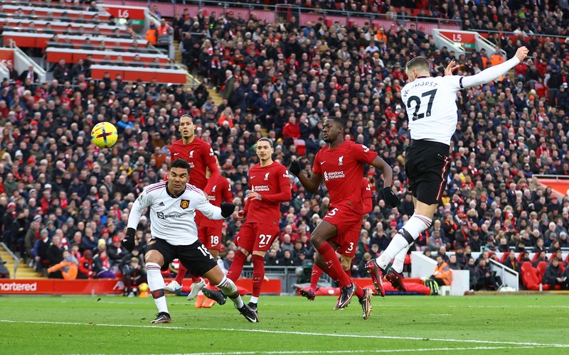 Liverpool menang atas Manchester United 7-0 dalam lanjutan Liga Inggris musim ini. Kemenangan ini tak hanya membuka asa The Reds menembus empat besar, namun sekaligus menyulitkan upaya Setan Merah mengejar Arsenal. (REUTERS/CARL RECINE) Liverpool menang atas Manchester United 7-0 dalam lanjutan Liga Inggris musim ini. Kemenangan ini tak hanya membuka asa The Reds menembus empat besar, namun sekaligus menyulitkan upaya Setan Merah mengejar Arsenal. (REUTERS/CARL RECINE)