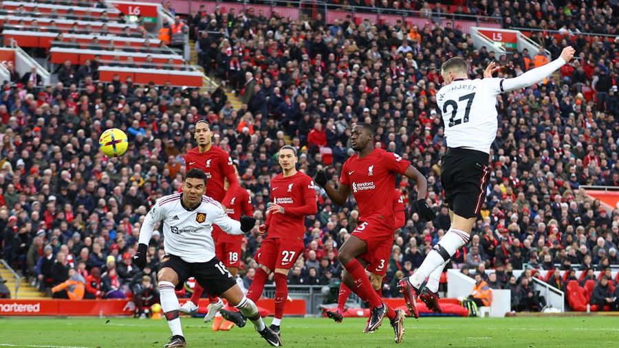 Liverpool menang atas Manchester United 7-0 dalam lanjutan Liga Inggris musim ini. Kemenangan ini tak hanya membuka asa The Reds menembus empat besar, namun sekaligus menyulitkan upaya Setan Merah mengejar Arsenal. (REUTERS/CARL RECINE)