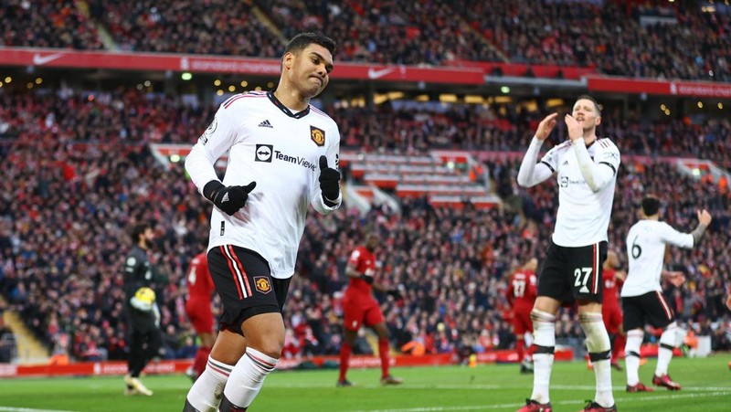 Liverpool menang atas Manchester United 7-0 dalam lanjutan Liga Inggris musim ini. Kemenangan ini tak hanya membuka asa The Reds menembus empat besar, namun sekaligus menyulitkan upaya Setan Merah mengejar Arsenal. (REUTERS/CARL RECINE)
