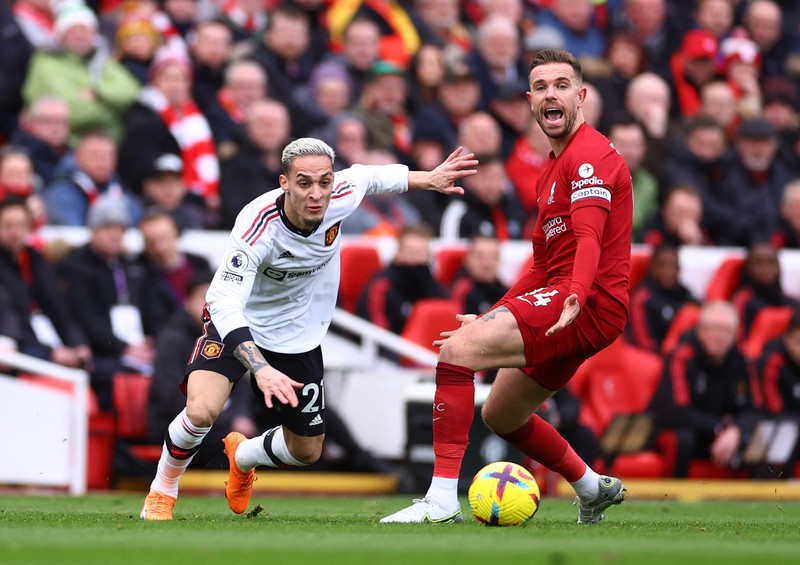 Liverpool menang atas Manchester United 7-0 dalam lanjutan Liga Inggris musim ini. Kemenangan ini tak hanya membuka asa The Reds menembus empat besar, namun sekaligus menyulitkan upaya Setan Merah mengejar Arsenal. (REUTERS/CARL RECINE) Liverpool menang atas Manchester United 7-0 dalam lanjutan Liga Inggris musim ini. Kemenangan ini tak hanya membuka asa The Reds menembus empat besar, namun sekaligus menyulitkan upaya Setan Merah mengejar Arsenal. (REUTERS/CARL RECINE)