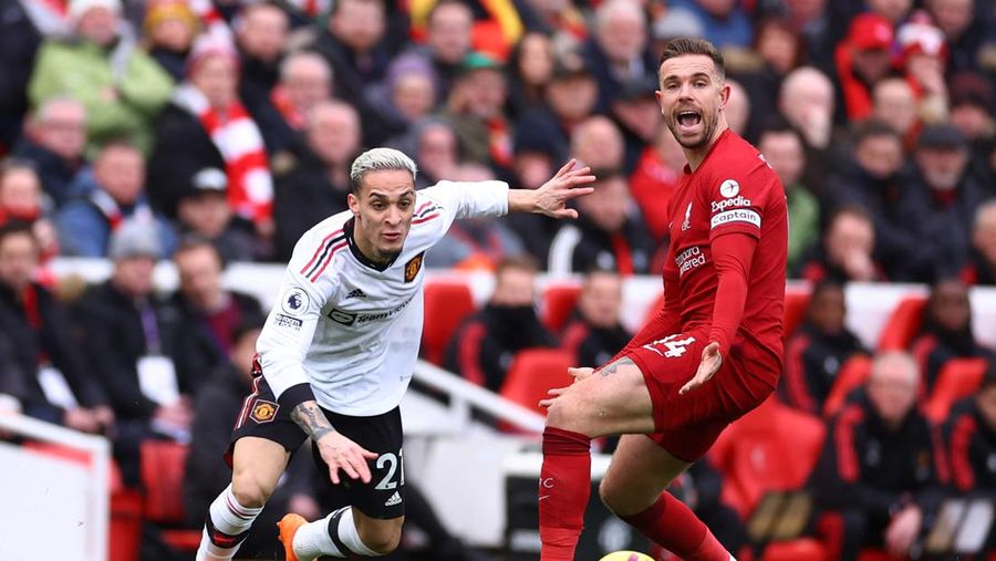 Liverpool menang atas Manchester United 7-0 dalam lanjutan Liga Inggris musim ini. Kemenangan ini tak hanya membuka asa The Reds menembus empat besar, namun sekaligus menyulitkan upaya Setan Merah mengejar Arsenal. (REUTERS/CARL RECINE)