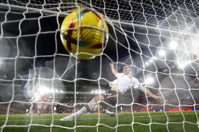 Liverpool menang atas Manchester United 7-0 dalam lanjutan Liga Inggris musim ini. Kemenangan ini tak hanya membuka asa The Reds menembus empat besar, namun sekaligus menyulitkan upaya Setan Merah mengejar Arsenal. (REUTERS/CARL RECINE)