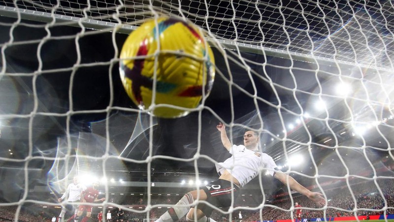 Liverpool menang atas Manchester United 7-0 dalam lanjutan Liga Inggris musim ini. Kemenangan ini tak hanya membuka asa The Reds menembus empat besar, namun sekaligus menyulitkan upaya Setan Merah mengejar Arsenal. (REUTERS/CARL RECINE)