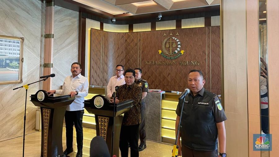 Menteri BUMN Erick Thohir bersama Jaksa Agung ST Burhanuddin Kapuspenkum Kejaksaan Agung Ketut Sumendana, Senin (6/3/2023). (CNBC Indonesia/Romys)