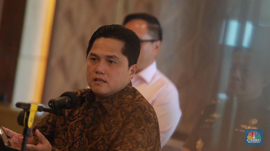 Menteri BUMN Erick Thohir dalam penyerahan pengelolaan Asset perkara Jiwasraya dan Asabri di Gedung Kejaksaan Agung, Senin (6/3/2023). (CNBC Indonesia/Muhammad Sabki)